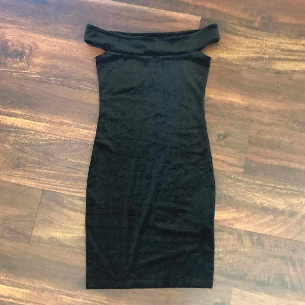 Off the Shoulders Form Fitting Velvet Dress